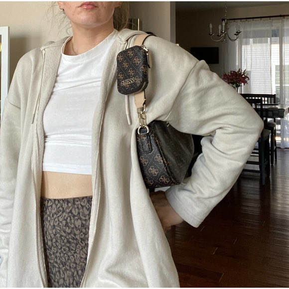 Guess small shoulder bag with matching coin purse, Like New - Picture 2 of 7